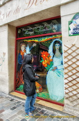 A wedding organizer on rue des Rosiers